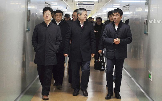 专家评审组一行考察天康集团锂电池生产线 专家评审组一行考察天康集团锂电池生产线